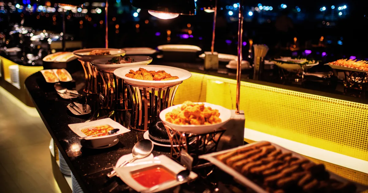 บริเวณที่ตักอาหารบนเรือสำราญบางกอกเจ้าพระยา ครูซ